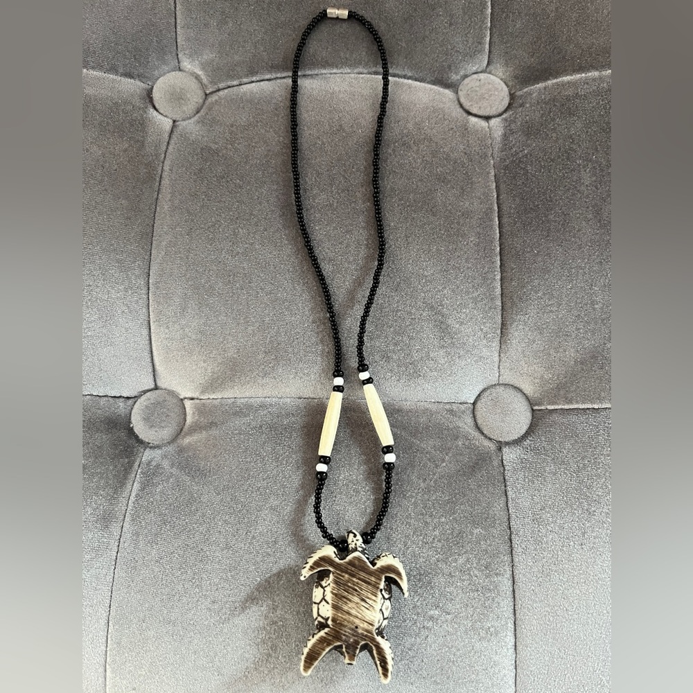 Beaded Turtle Hawaiian necklace - Picture 4 of 4